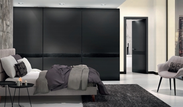 Dormitorio con armario y puerta en negro